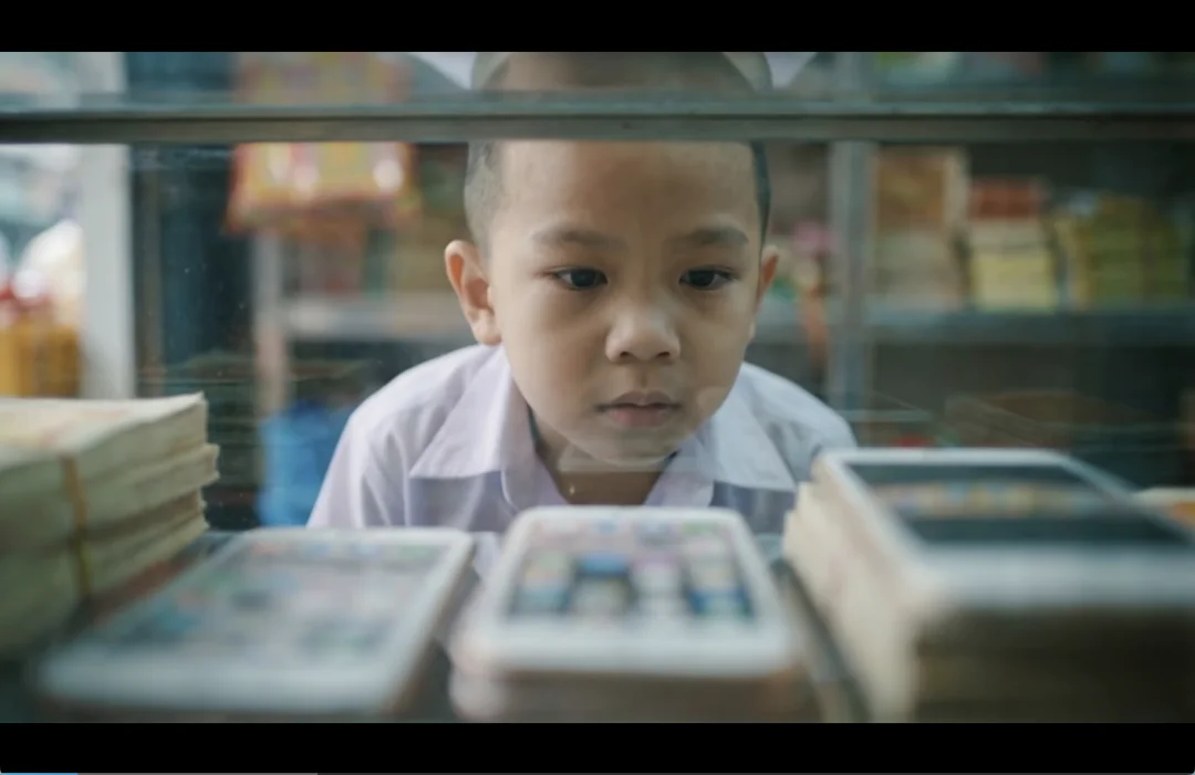 播放破亿的 AI 短片，名场面是一个「穿帮镜头」| 对话《纸手机》主创