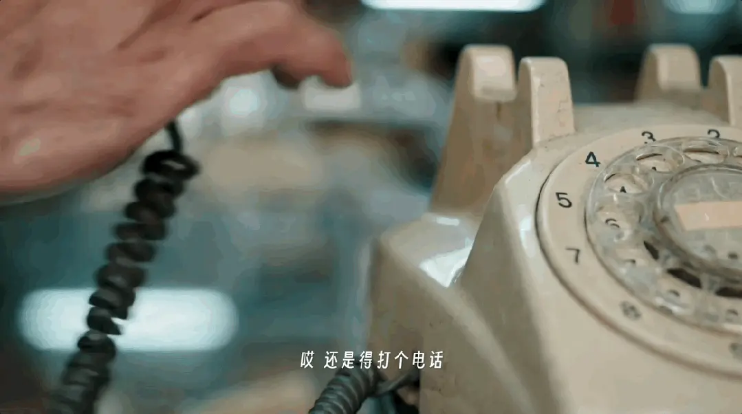 播放破亿的AI短片《纸手机》爆火，主创揭秘：最出圈的竟是一个「穿帮镜头」