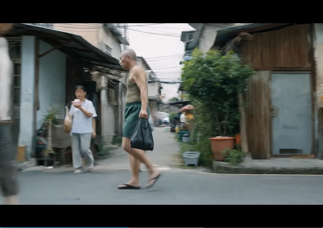 播放破亿的 AI 短片，名场面是一个「穿帮镜头」| 对话《纸手机》主创