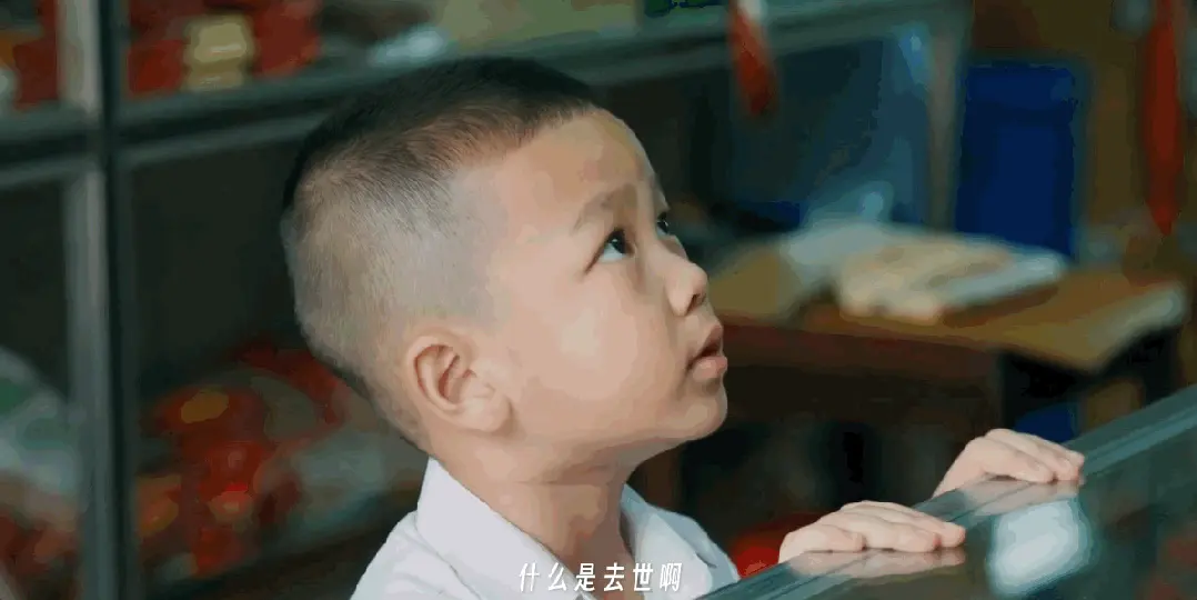 播放破亿的 AI 短片，名场面是一个「穿帮镜头」| 对话《纸手机》主创