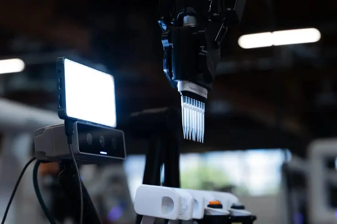 斯坦福华人创业！美国最大AI自主实验室落地，75%任务不用人类参与，干翻传统科研！