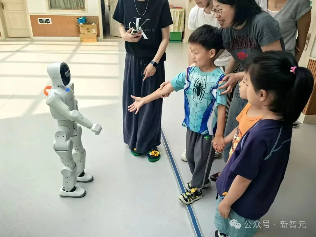 AI教育走出屏幕的第一步，是一台万元机器人