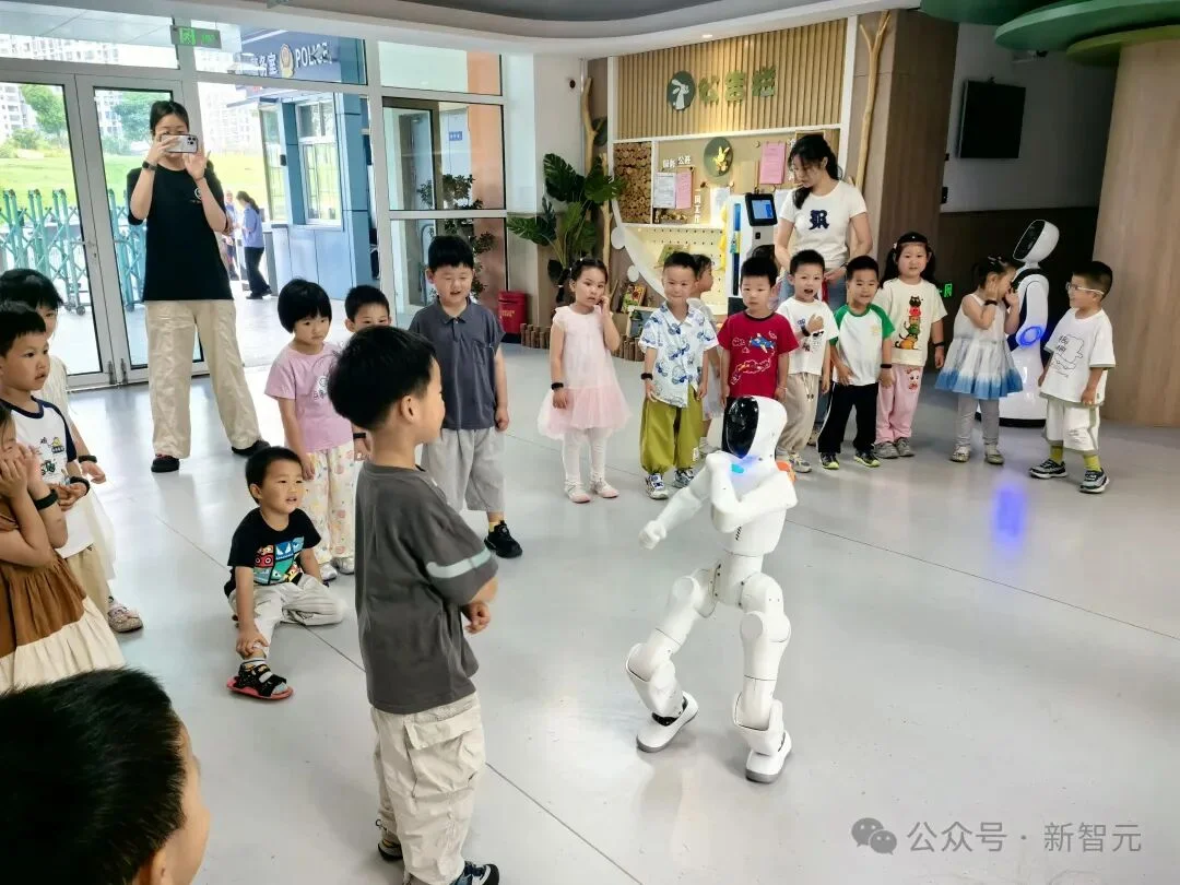 AI教育走出屏幕的第一步，是一台万元机器人