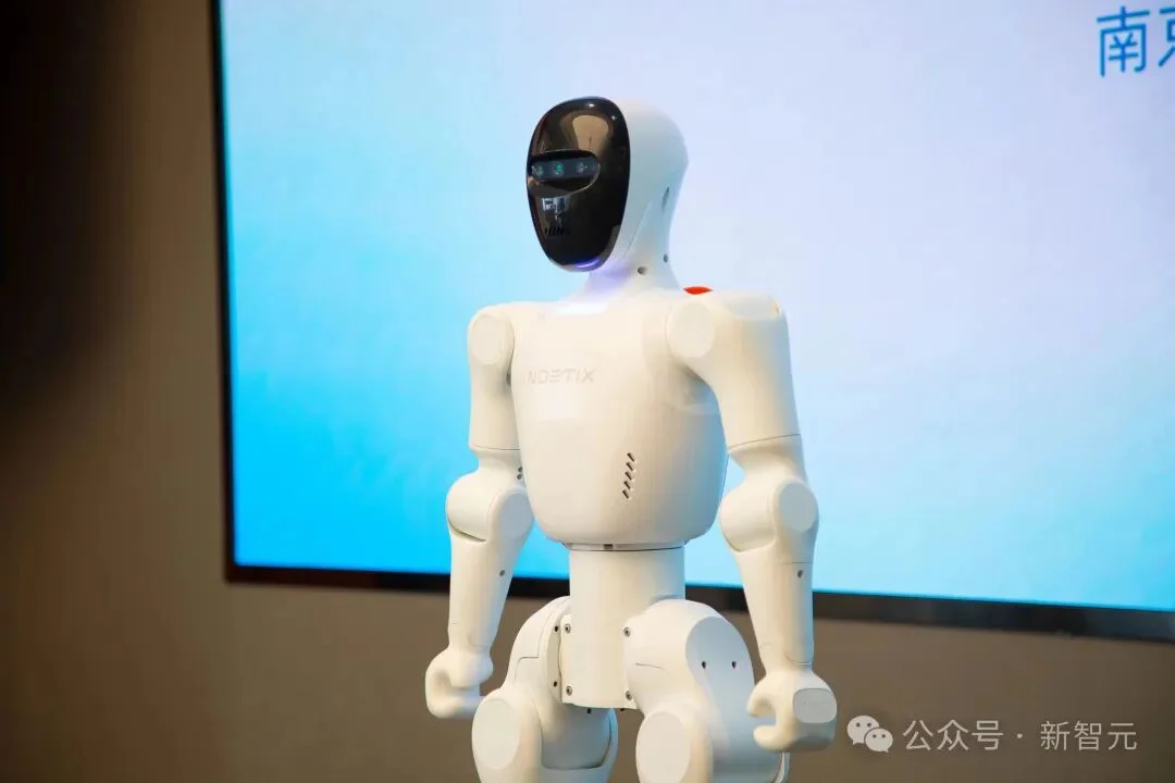 AI教育走出屏幕的第一步，是一台万元机器人