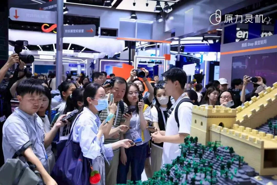 WAIC机器人搭长城积木火爆展区：VLA+WM技术的最佳应用示范