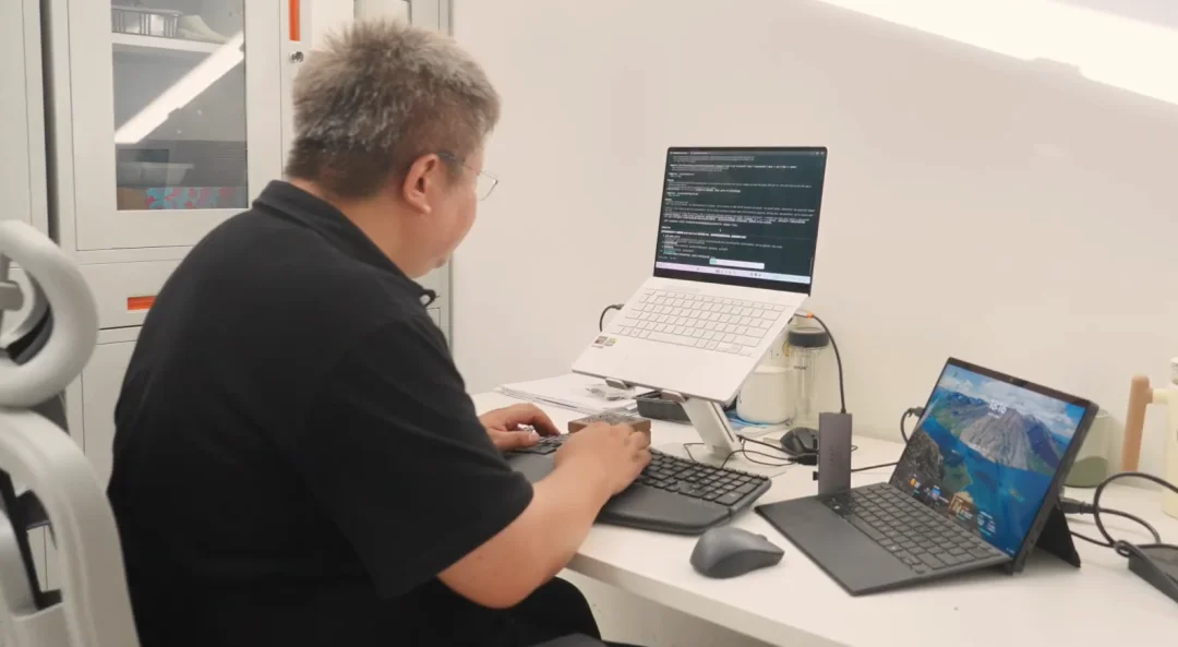 杀进“羊圈”的AI Coding？从大厂辞职11年后，他又把代码“捡”了回来：一个人用AI干了3个月，仅花5万元给1万只羊写了套系统